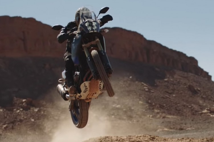 Yamaha Tenere 700 w piaskach pustyni