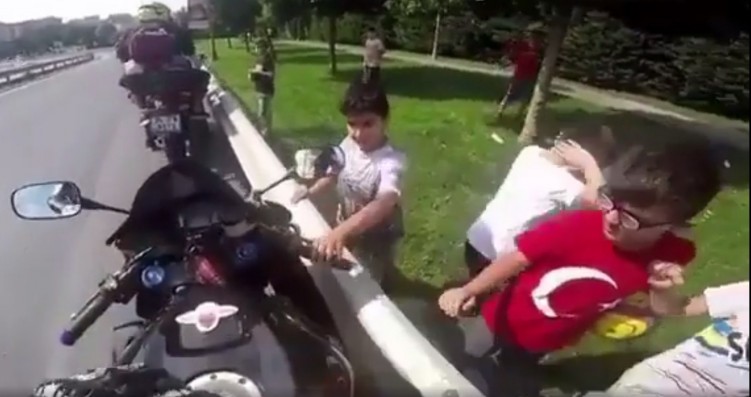 dzieci i motocykl