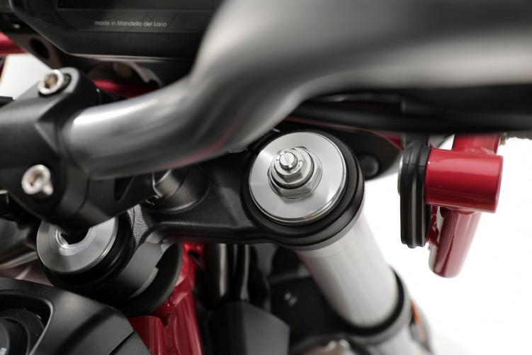 19 Moto Guzzi V85 TT