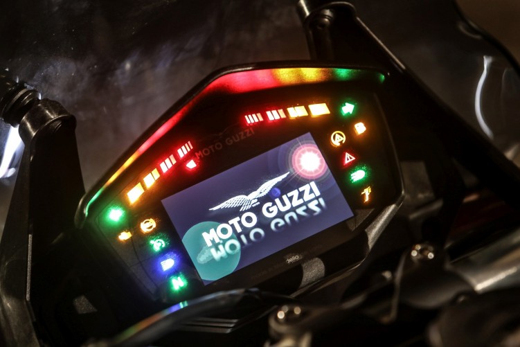 27 Moto Guzzi V85 TT