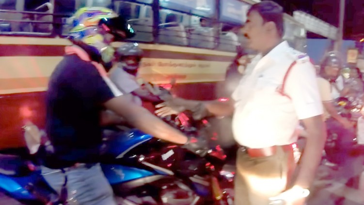 policja zatrzymuje motocykl za zbyt glosny wydech