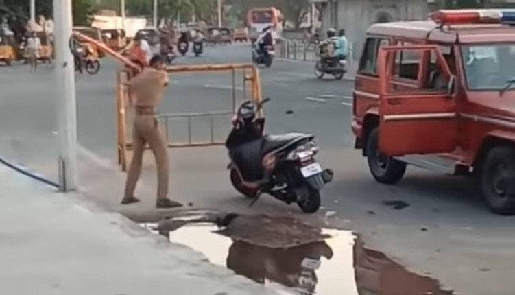 Indyjski policjant demoluje skuter