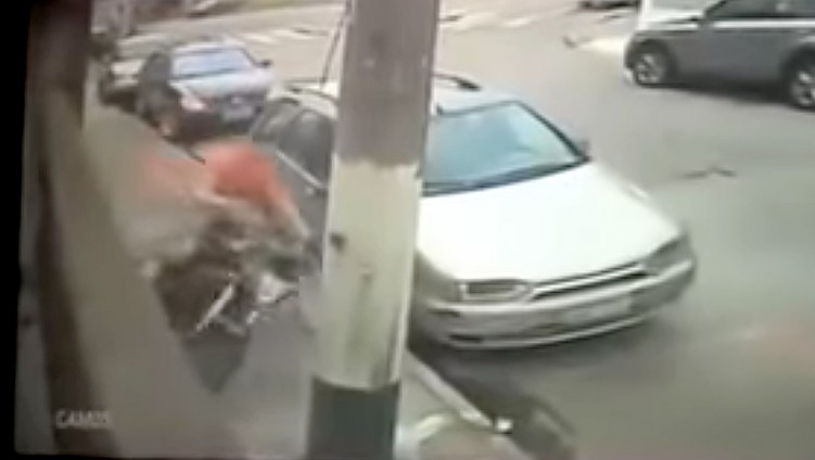 kierowca skutera chowa sie za samochodem ucieka sprytnie przed policja