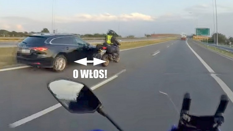 mazda wyprzedza niebezpiecznie motocykl na autostradzie