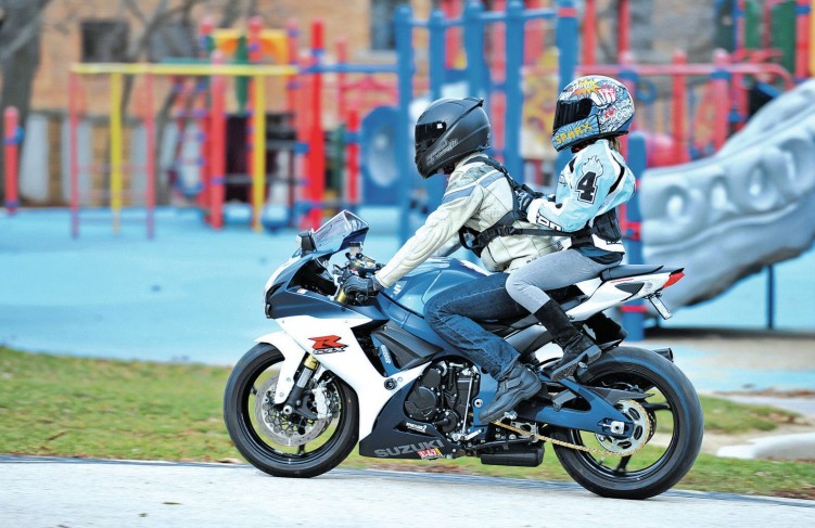 Jazda z dzieckiem na motocyklu