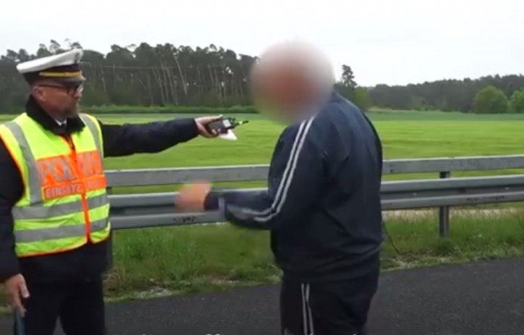 Niemiecki policjant zawstydza kierowcow