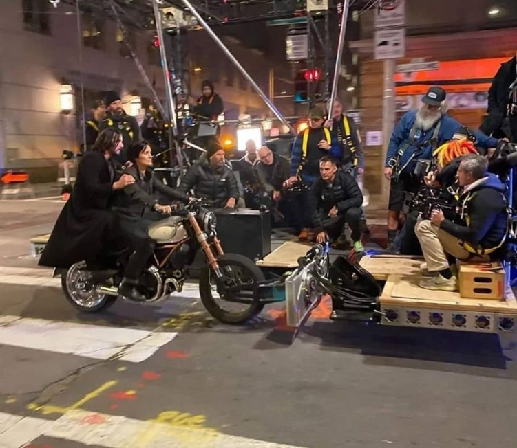 Keanu Reeves Ducati Scrambler Matrix 2020 sceny motocyklowe