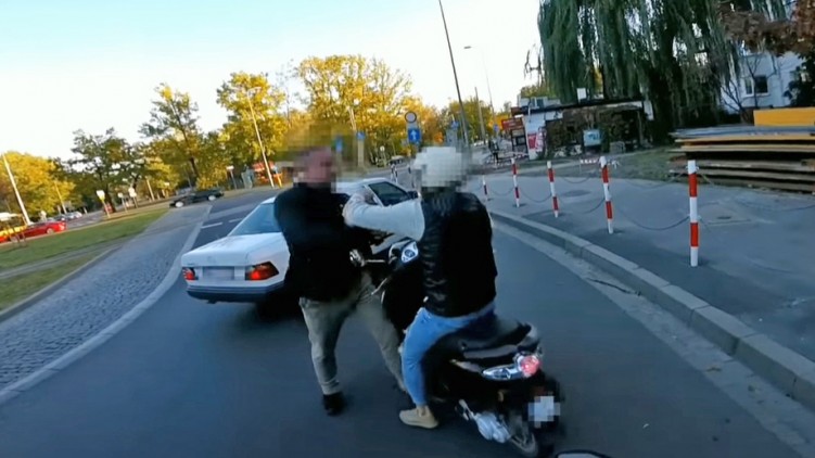agresywny kierowca atakuje skuterzyste