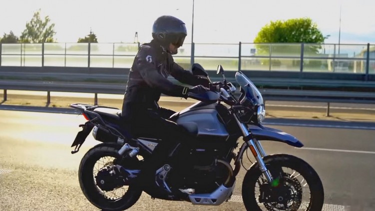 Moto Guzzi V85 TT w akcji
