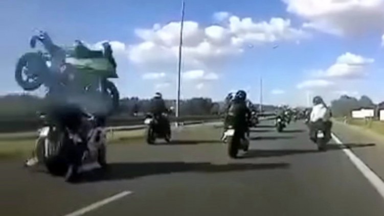 Wypadek motocyklistow w czasie grupowego przejazdu