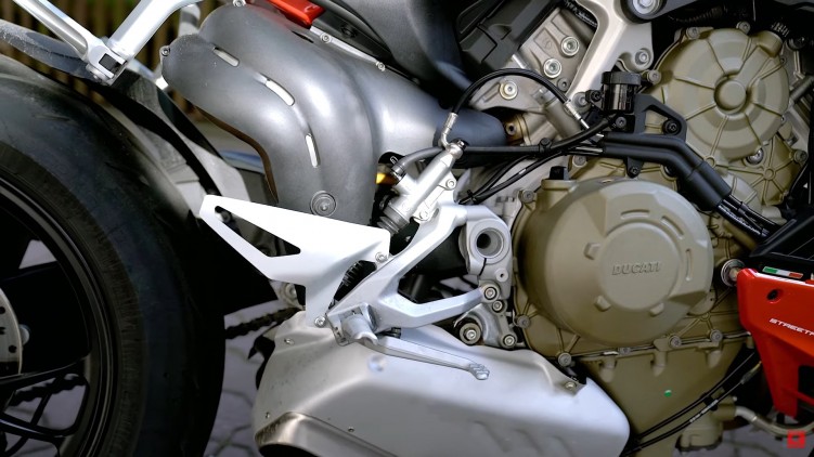 Ducati Streetfighter V4S hamulec podnozek silnik