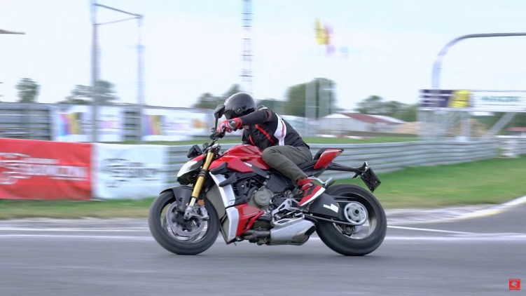 Ducati Streetfighter V4S na torze