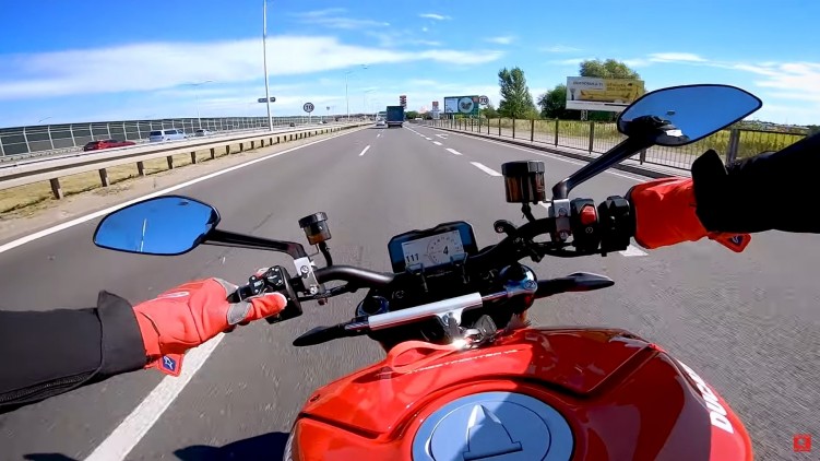 Ducati Streetfighter V4S widok kierowcy