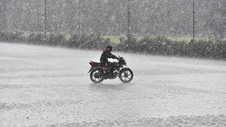 Zdjęcia jak jezdzic motocyklem burza deszcz grad Jazda