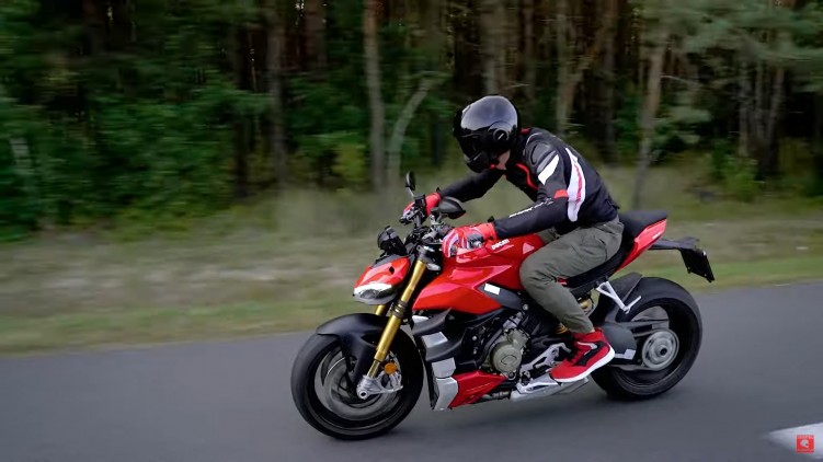 Ducati Streetfighter V4S przez las