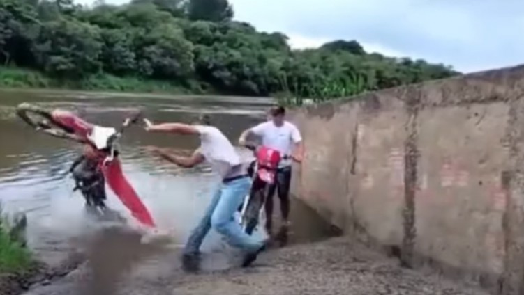 motocykl wpada do rzeki gdy myjacy dodaje gazu
