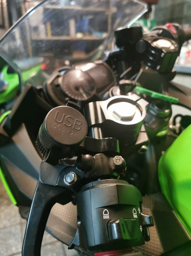 podlaczenie USB w motocyklu jak wyglada