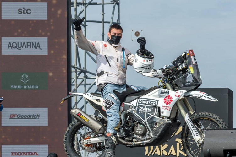 Konrad Dabrowski na mecie Rajdu Dakar 2021