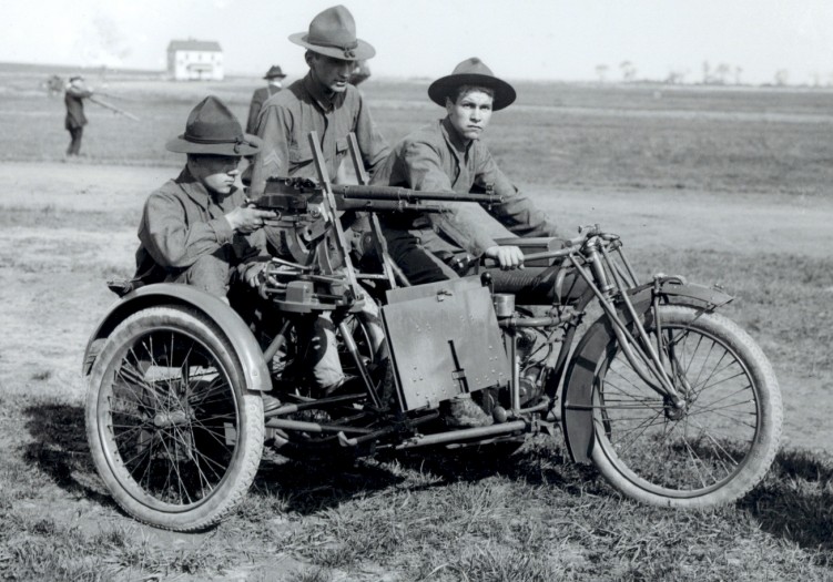 Amerykanski motocykl Indian z karabinem maszynowy na ramie wozka bocznego
