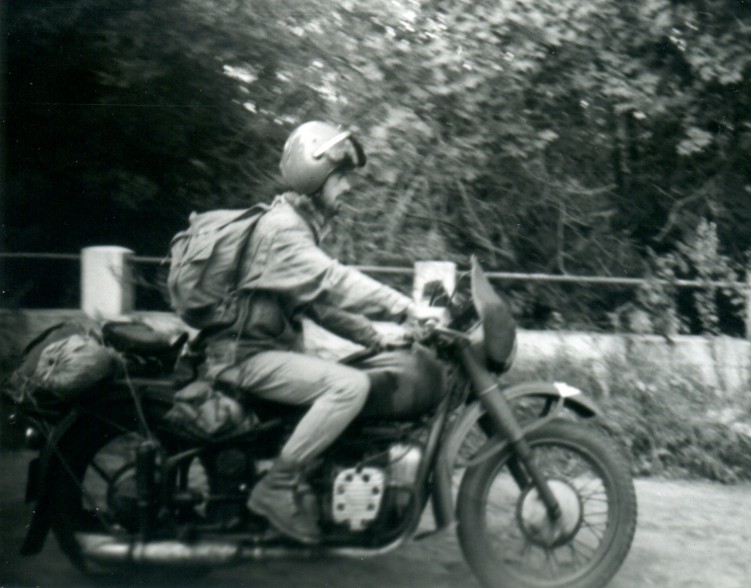 Pisz cy te s owa Tomasz Szczerbicki na motocyklu M 72. Rok 1989