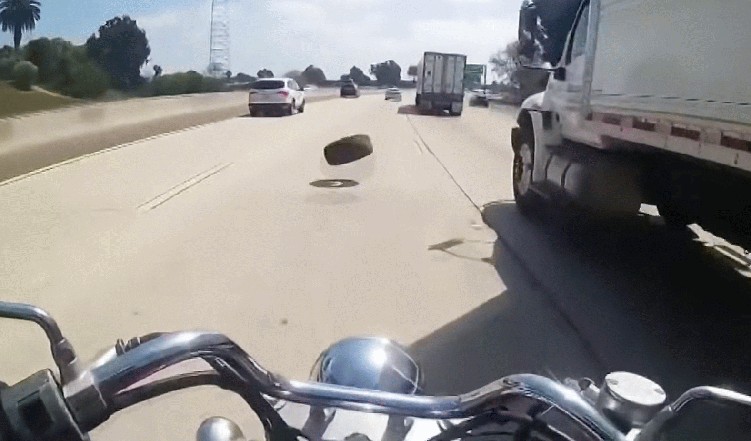 motocyklista uderzony opona na autostradzie san diego glupi zart prank