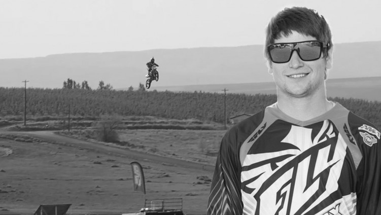 alex harvill ginie podczas proby bicia rekordu dlugosci skoku na motocyklu
