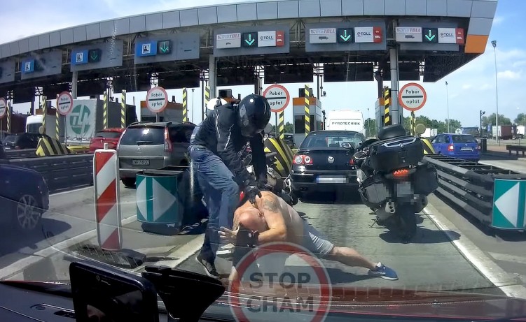bojka motocyklisty z kierowca passata na bramkach autostrady a4