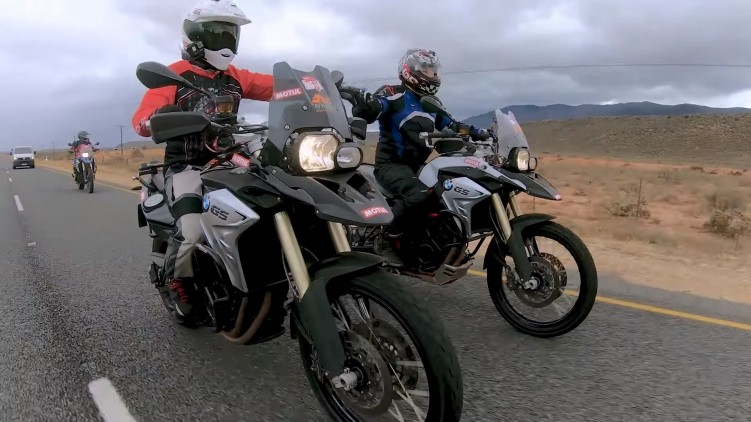 motocyklisci w trasie