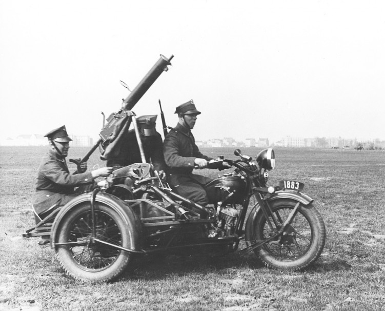 Ci zki karabin maszynowy wz. 30 zamontowany na ramie w lzka bocznego motocykla CWS M111 Sok l 1000