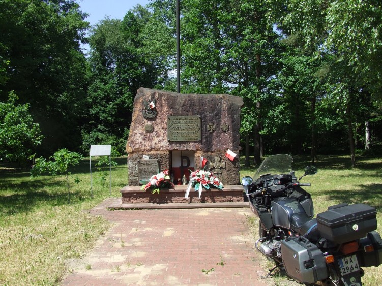 Antoniow. Pomnik zolnierzy AK ktorzy spieszyli w sierpniu 1944 r na pomoc Powstaniu Warszawskiemu
