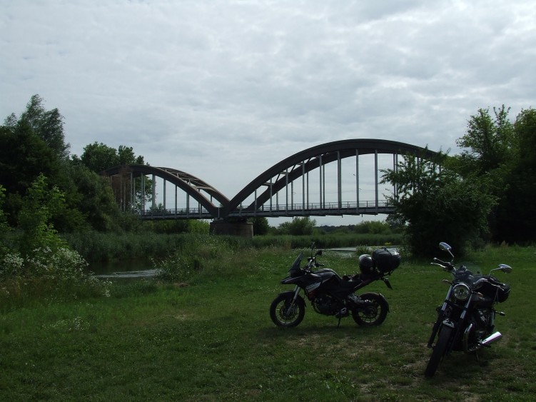13 Kolo lukowego mostu w Bialobrzegach spinajacego brzegi Pilicy jest stanica wodna