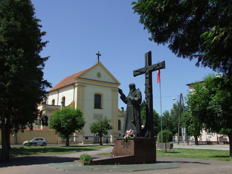 14 W Nowym Miescie przed zespolem klasztornym oo Kapucynow stoi posag Honorata Kozminskiego