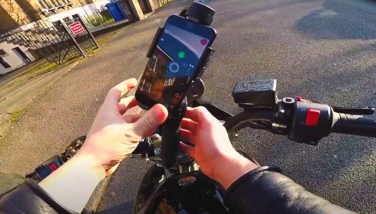 iphone na motocyklu 1