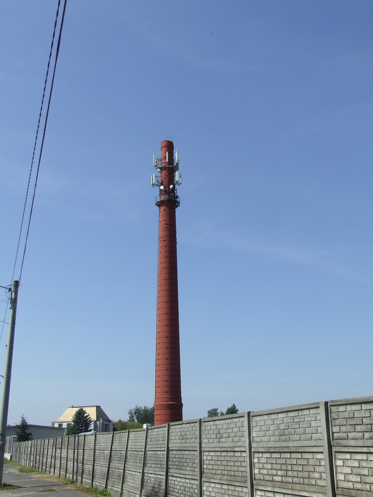 09 Z cukrowni w Guzowie pozostal tylko fabryczny komin jako maszt dla przekaznikow