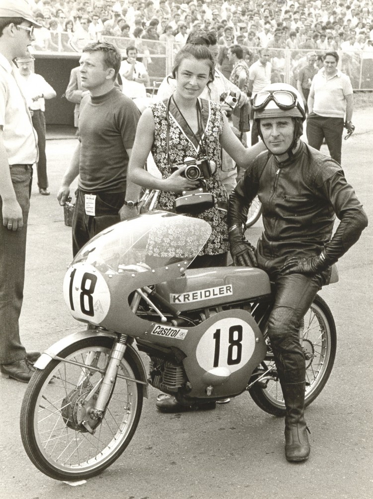Ryszard Mankiewicz z zona przed wyscigiem klasy 50 cm3 na torze Sachsenring w 1971 roku