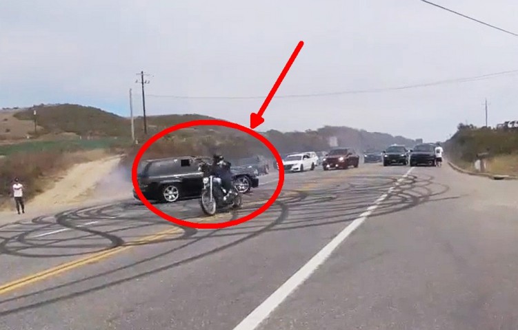 suv kontra motocykl close call w kalifornii