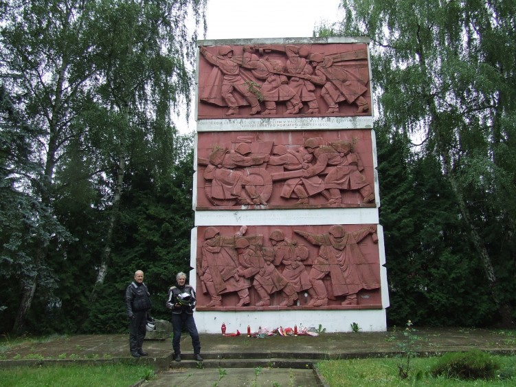 05 Te oryginalne plaskorzezby wiencza cmentarz sowieckich zolnierzy poleglych w 1945 r