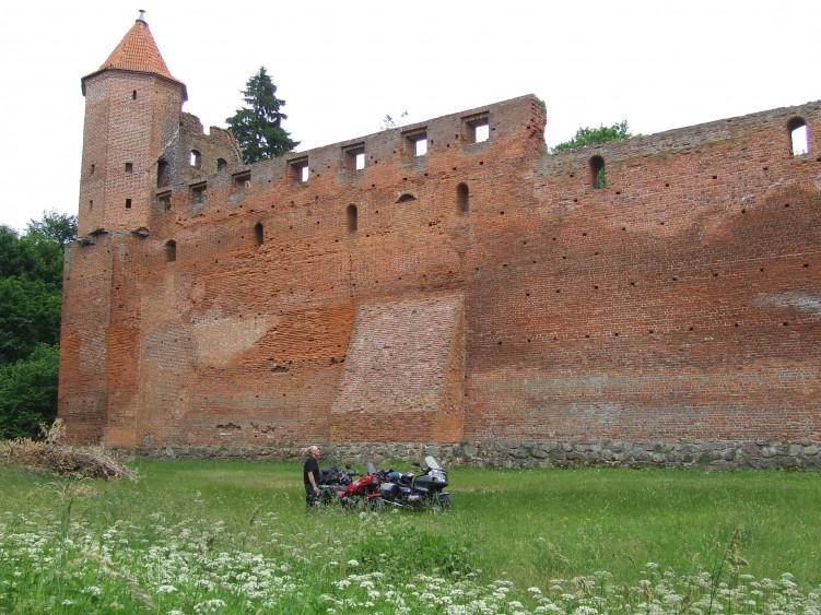 15 Pod murami poteznego zamku biskupiego w Szymbarku