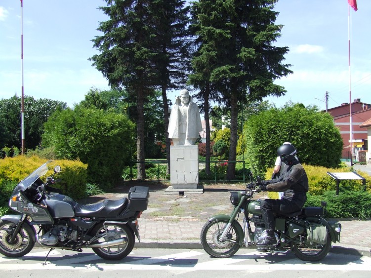 13 Pomnik Ponurego na rynku w Wachocku Niedaleko stad jest Wykus