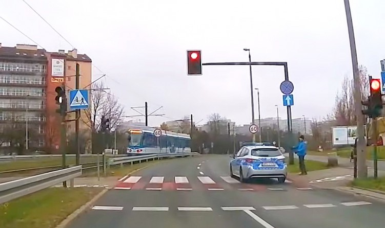 policja przejezdza przejscie na czerwonym swietle
