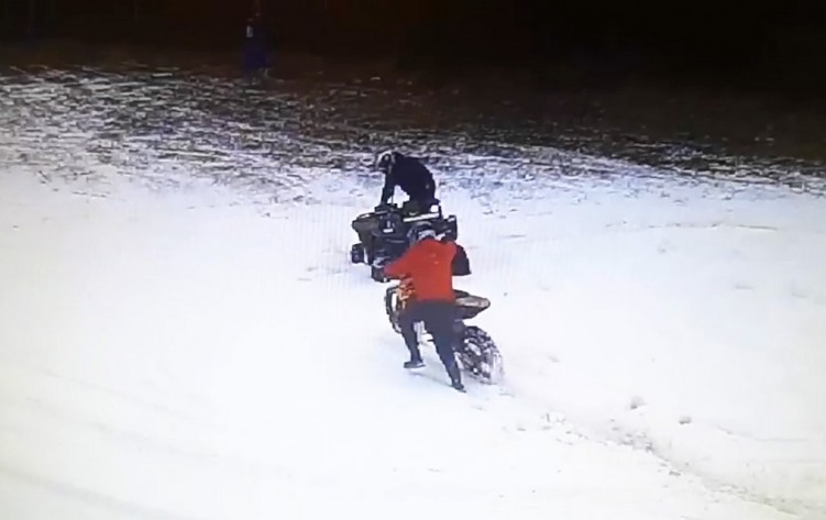 motocykle i quad na stoku narciarskim zakopane w sniegu