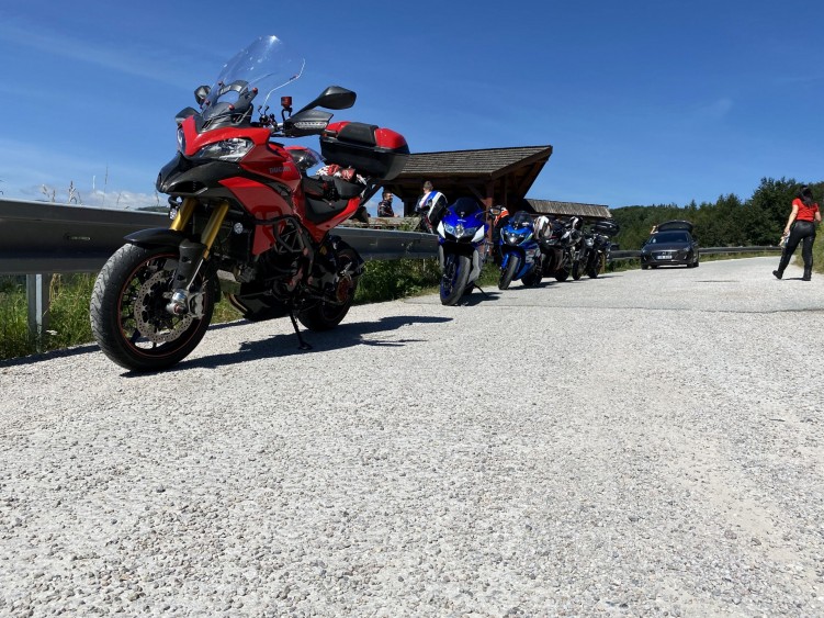 16 Ducati i motocykle na drodze