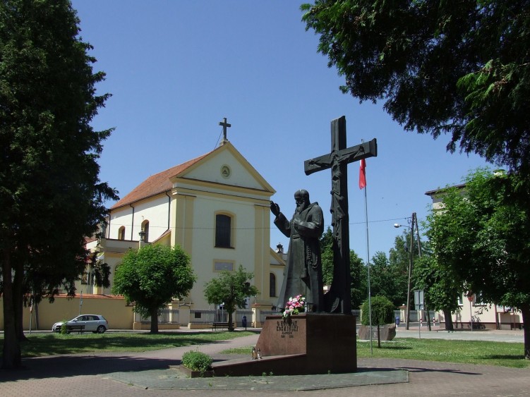 14 Przed klasztorem i kosciolem w Nowym Miescie stoi pomnik bl Honorat Kozminski