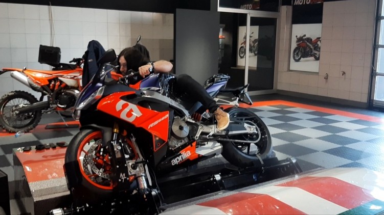 test symulatora MotoGP w Moto Gusto Chorzow