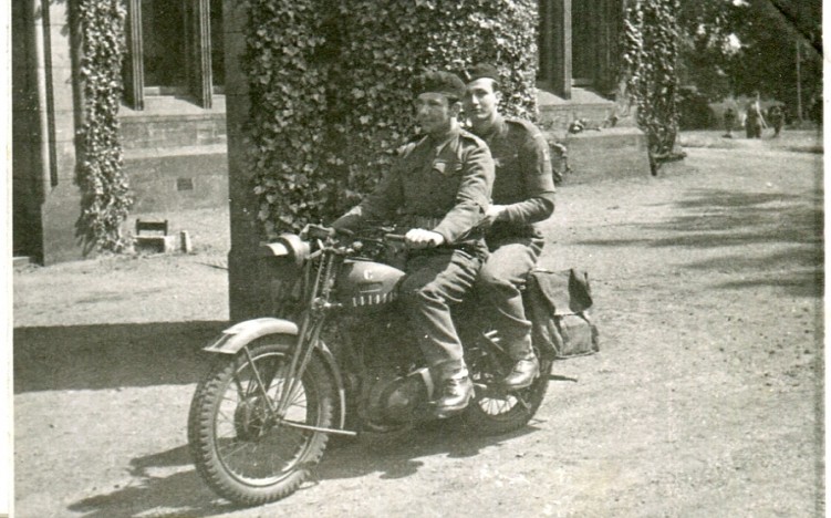 Zolnierze Polskich Sil Zbrojnych na Zachodzie na motocyklu Ariel WNG