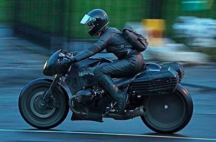motocykl catwoman w filmie batman 2022