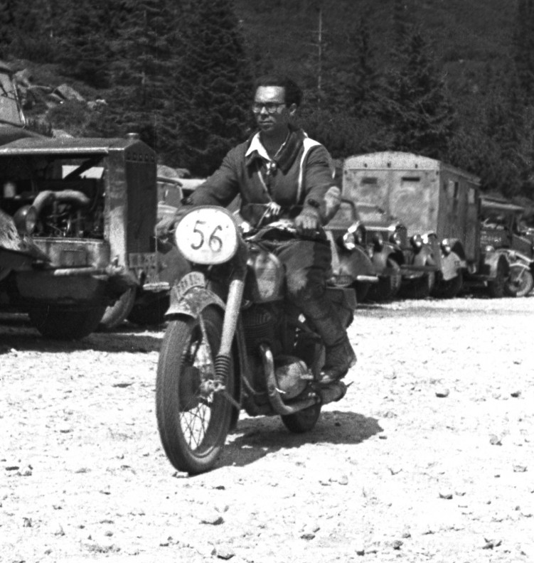 Jerzy Jankowski na motocyklu Jawa podczas Rajdu Tatrzanskiego Przelom lat 40 i 50