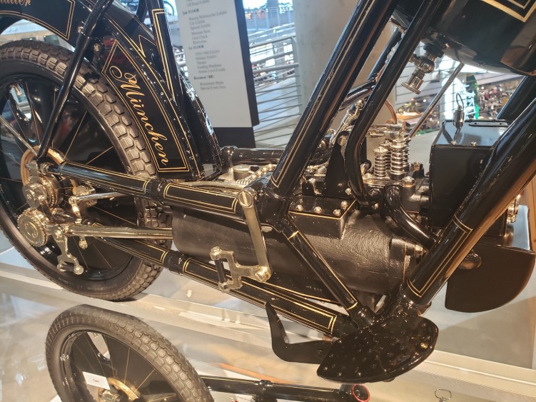 02 Motocykle Hildebrand Wolfmuller eksponowany w Barber Motorsports Museum w USA Fot Wojtek Miezal