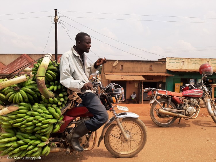 07 przewoz bananow Motocyklem Afryka