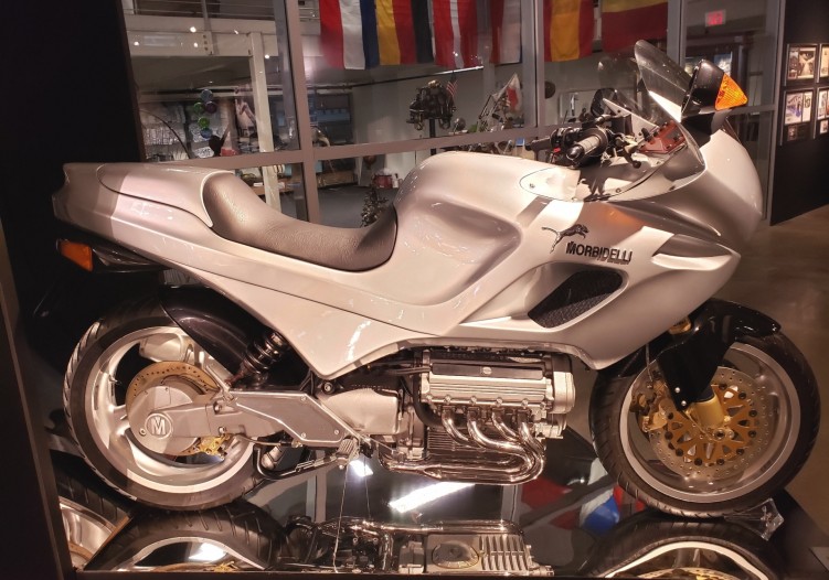 08 Motocykl Morbidelli V8 eksponowane w muzeum Barber Motosports w USA Foto Wojtka Miezala